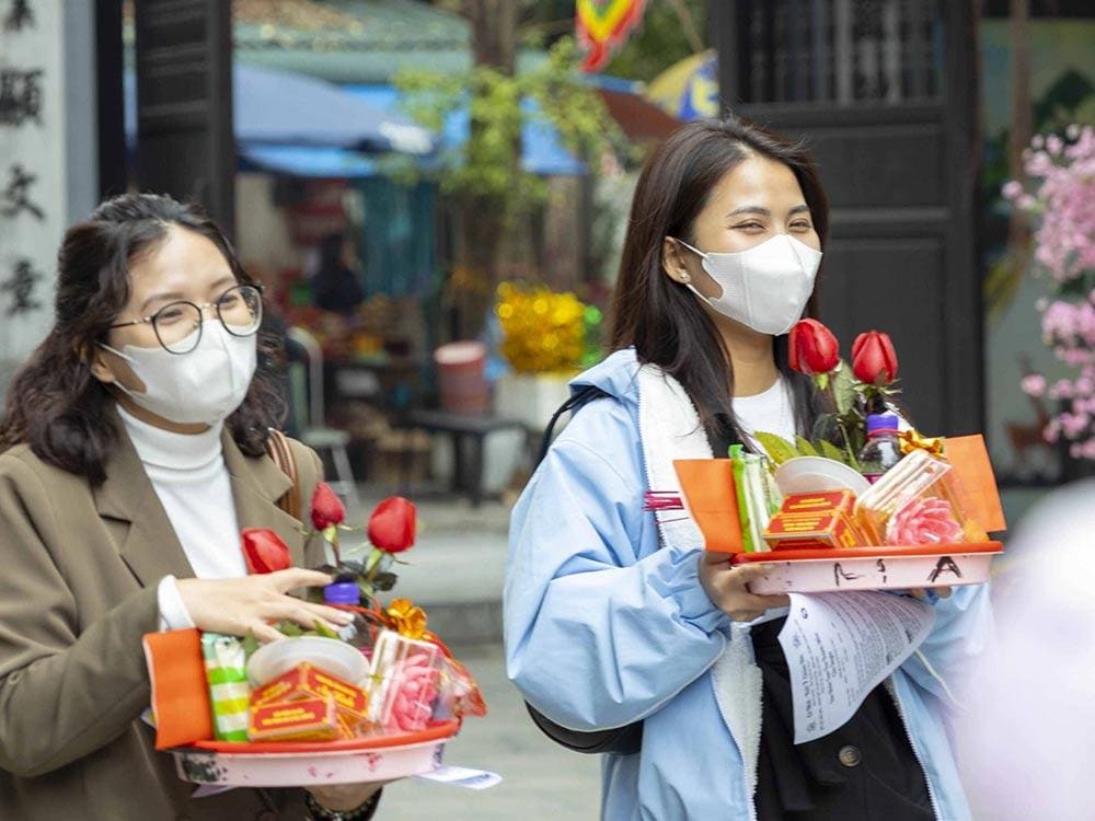 Bạn nên lựa chọn trang phục lịch sự khi đi cầu duyên tại chùa Hà